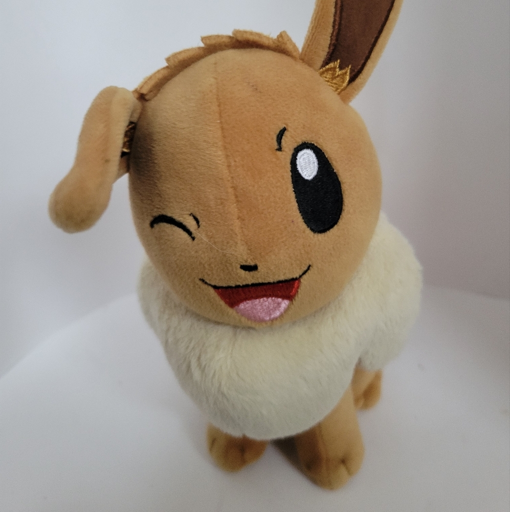 Nintendo Pokémon Eevee Winking Plush Stuffed Animal 2022 8”